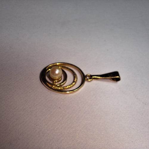 Vintage Unique 9ct Yellow Gold pendant finished with a singular Pearl