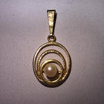 Vintage Unique 9ct Yellow Gold pendant finished with a singular Pearl