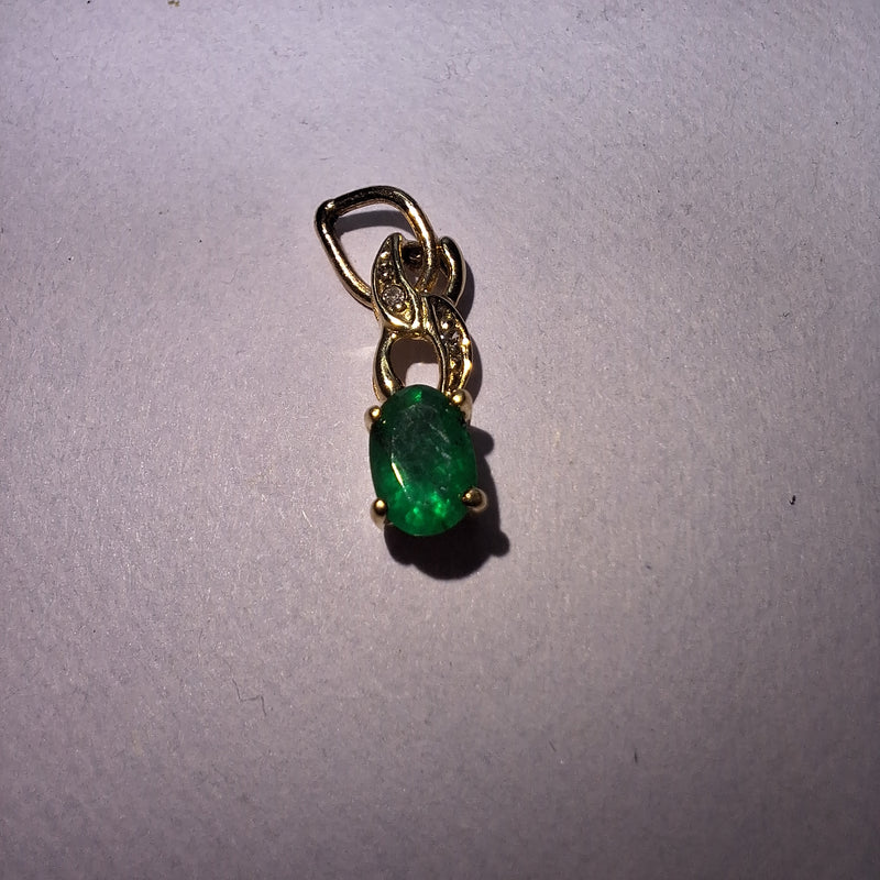 Vintage 9ct yellow gold pendant decorated with an Emerald style stone