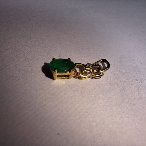 Vintage 9ct yellow gold pendant decorated with an Emerald style stone