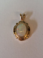 9ct yellow gold pendant decorated with colourful white opal