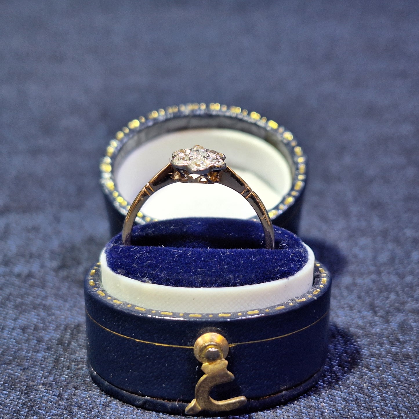 18ct Diamond flower ring
