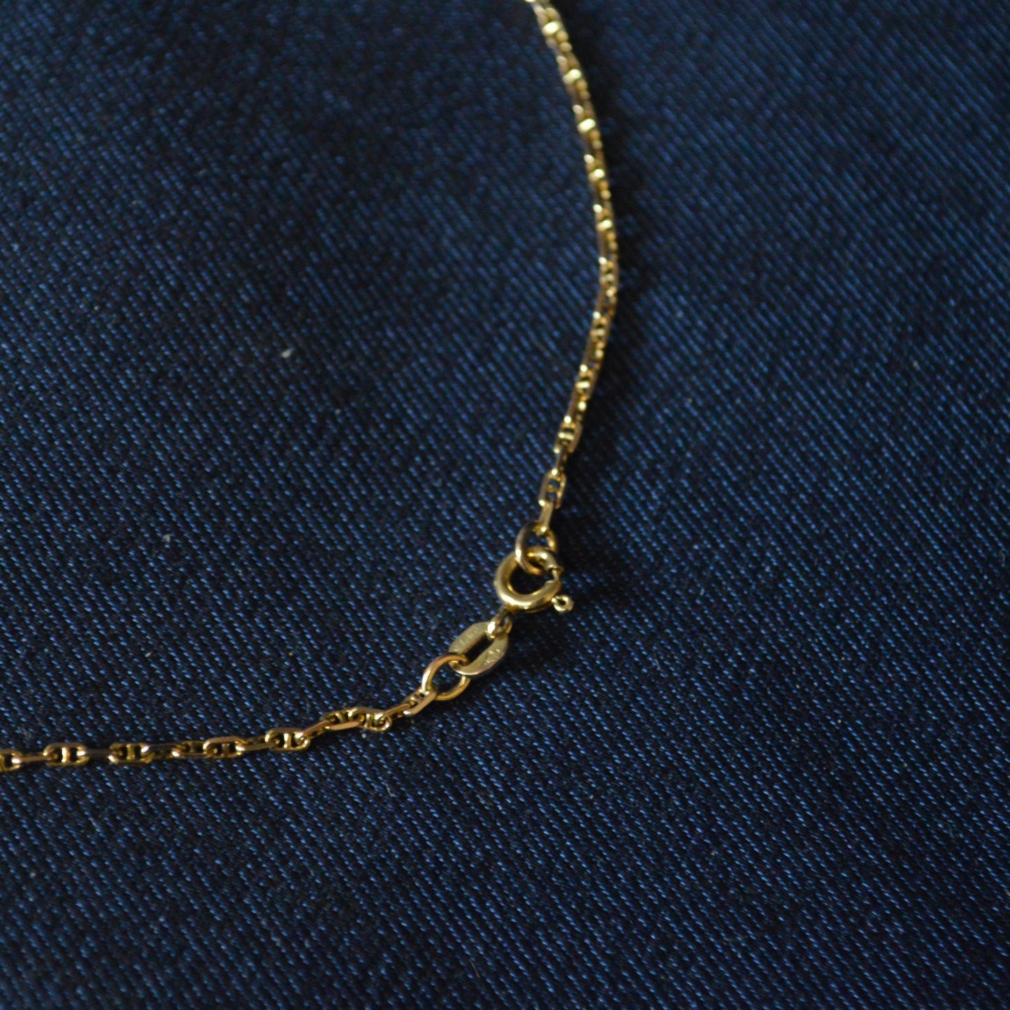 9ct Yellow Gold fine Anchor Chain