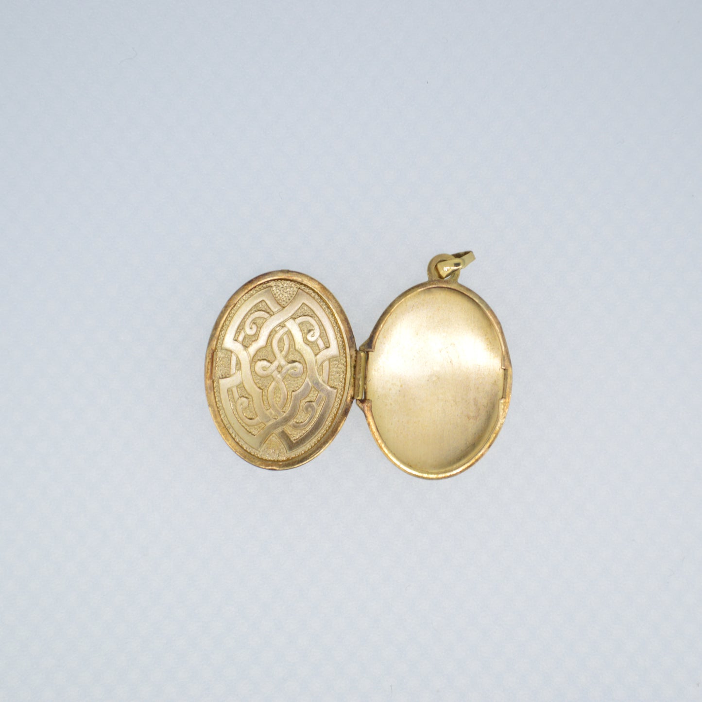Vintage Enamelled 9ct Gold Locket