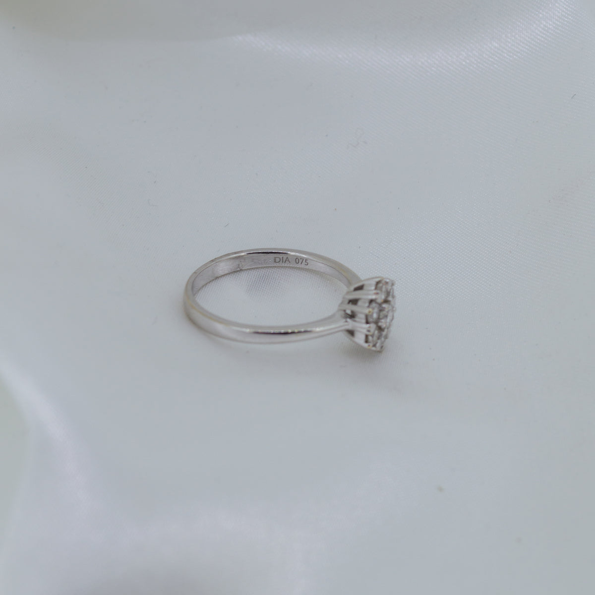 18ct White Gold Diamond cluster ring