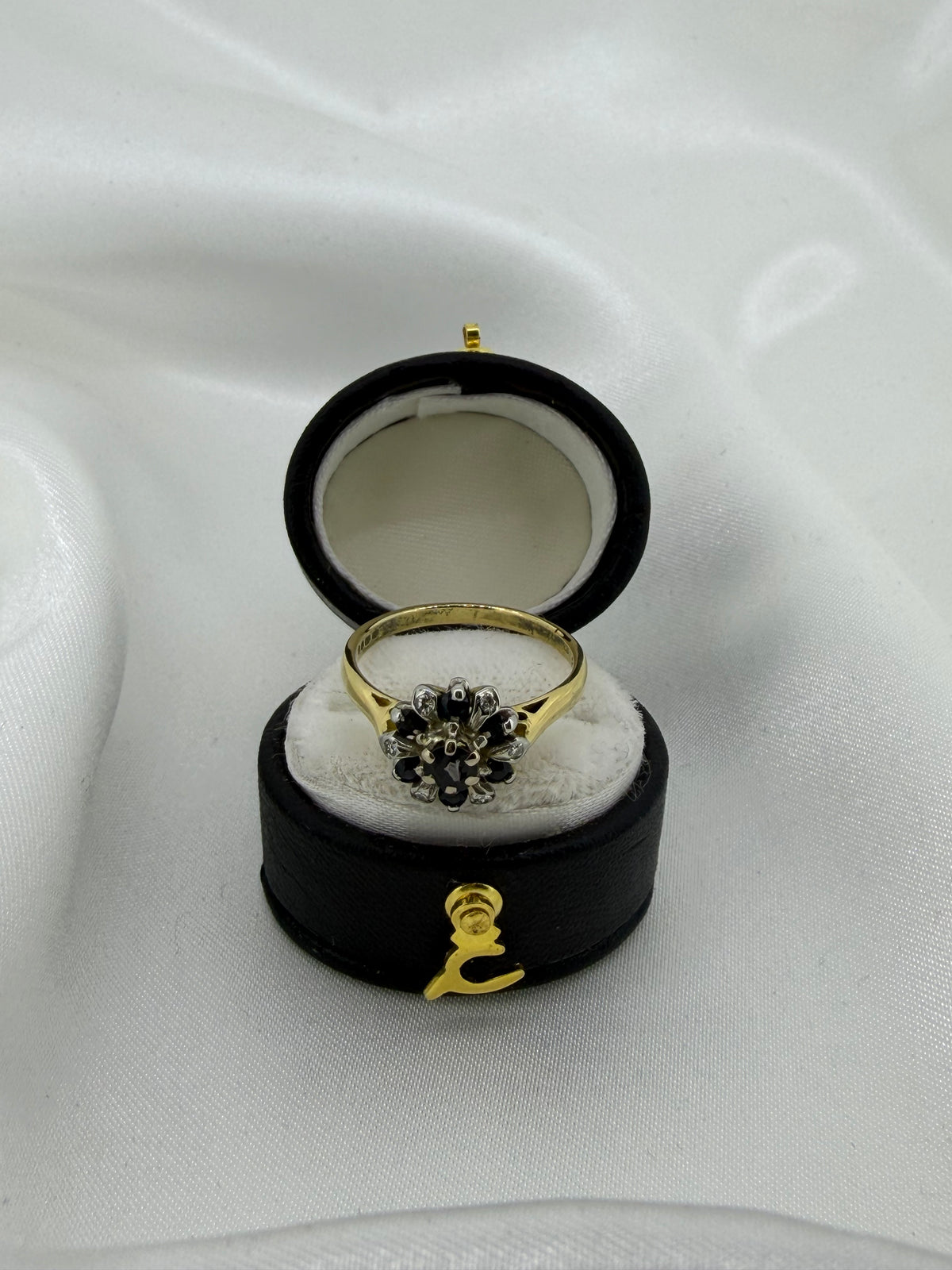 18ct Yellow gold sapphire and diamond cluster ring