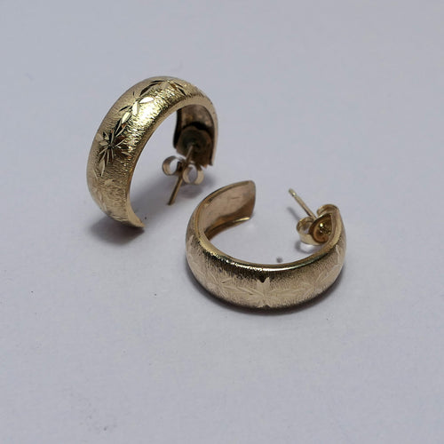 Vintage 9ct yellow Gold Engraved band style ear rings.