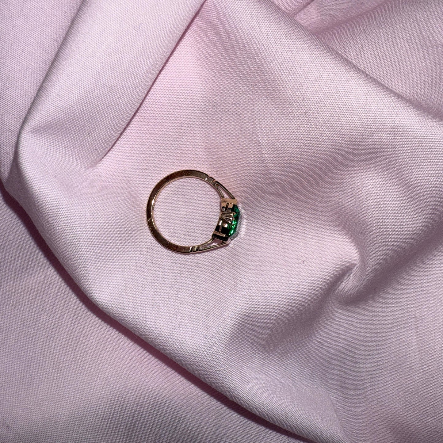 9ct Vintage Green stoned Ring