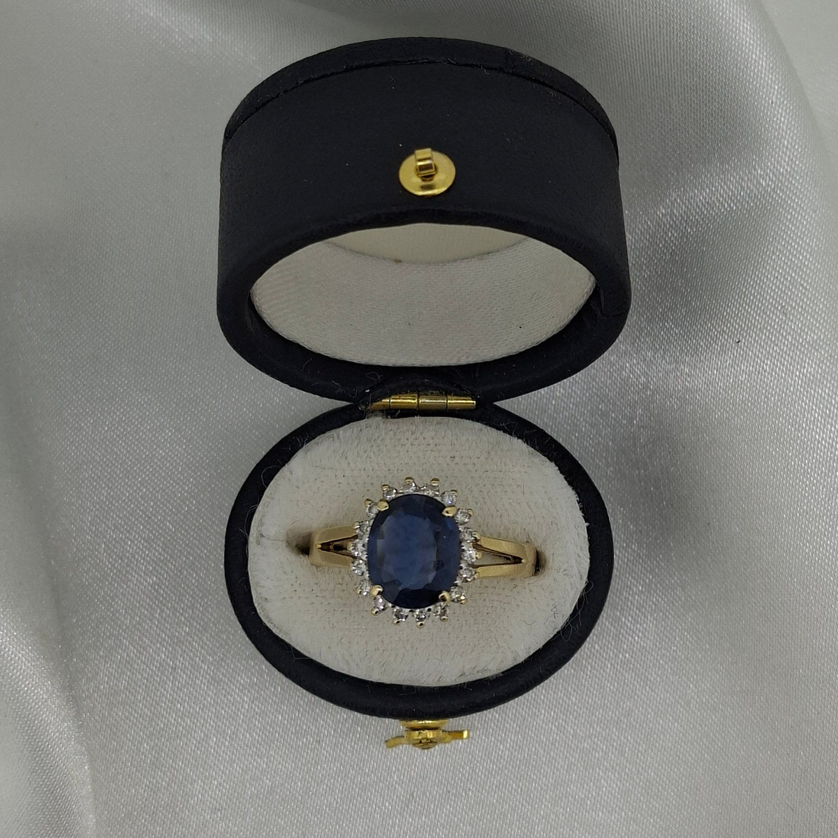 18ct Sapphire surrounded in Diamonds