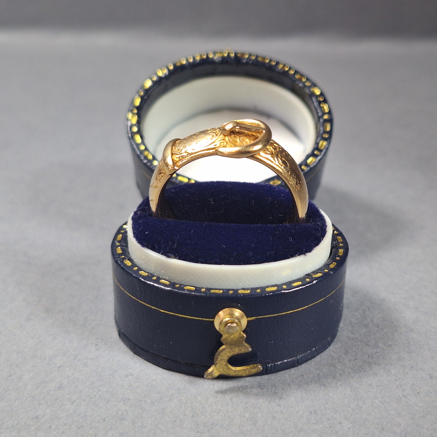 Solid old-style 18ct yellow gold Buckle ring