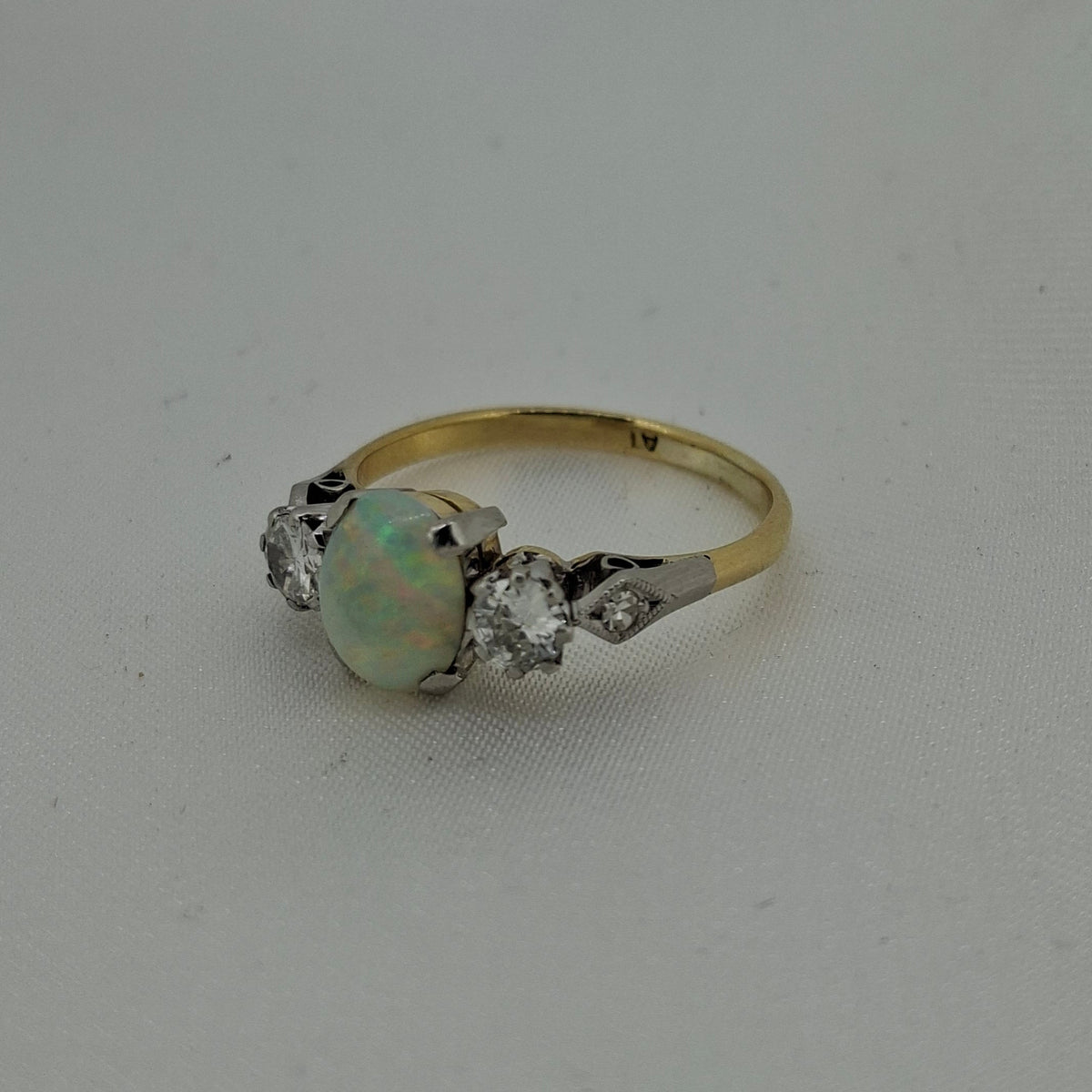 Vintage 18ct Opal with Diamonds either side