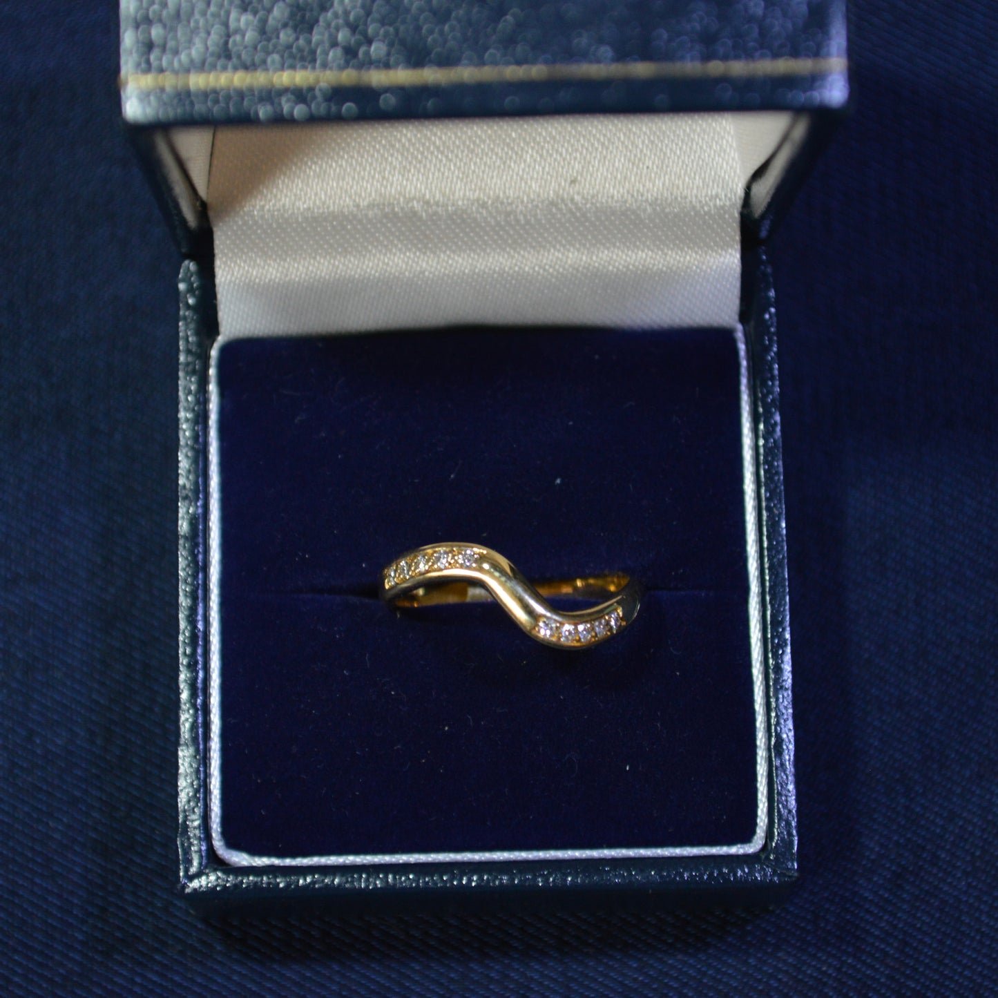18ct Diamond wave ring