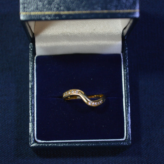 18ct Diamond wave ring