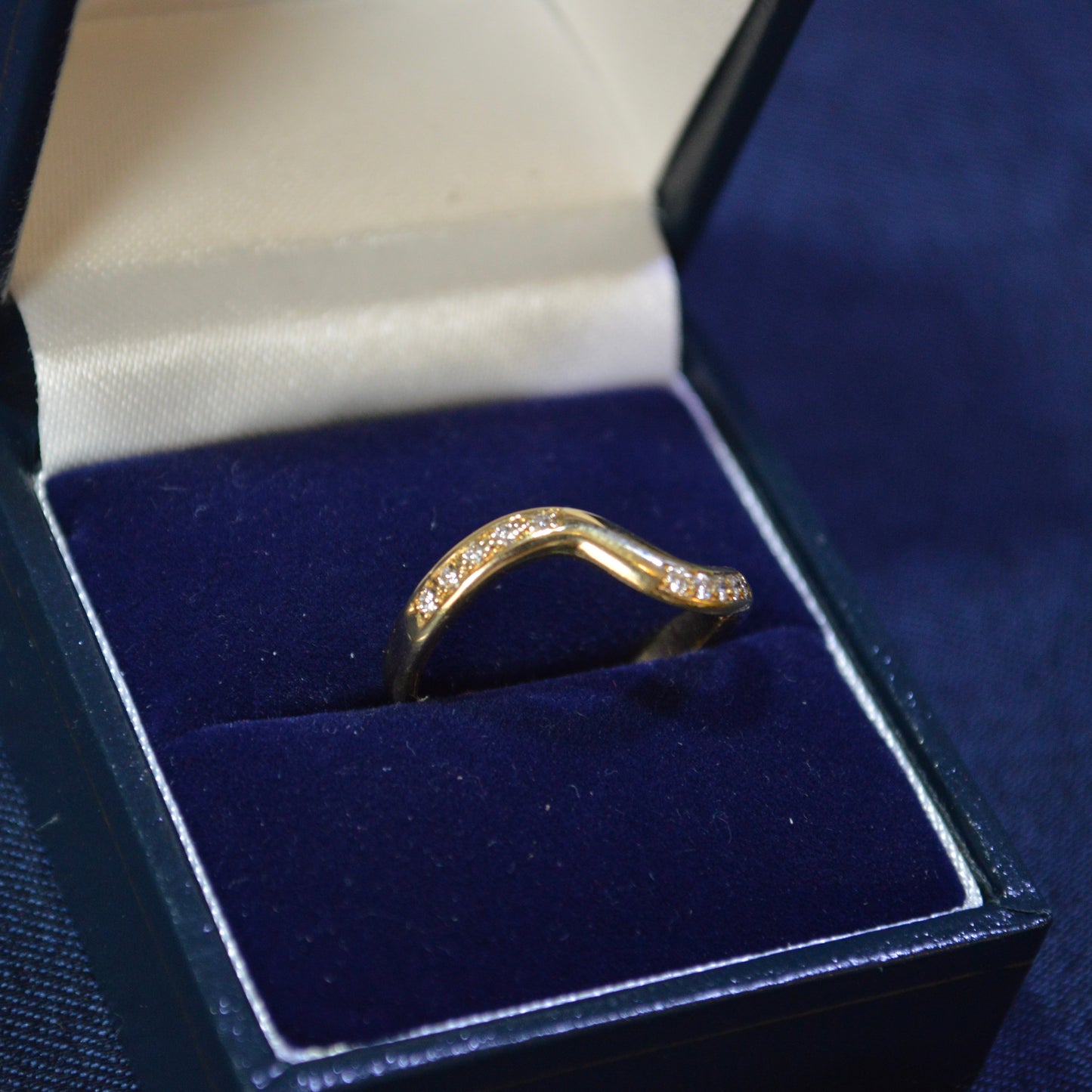 18ct Diamond wave ring