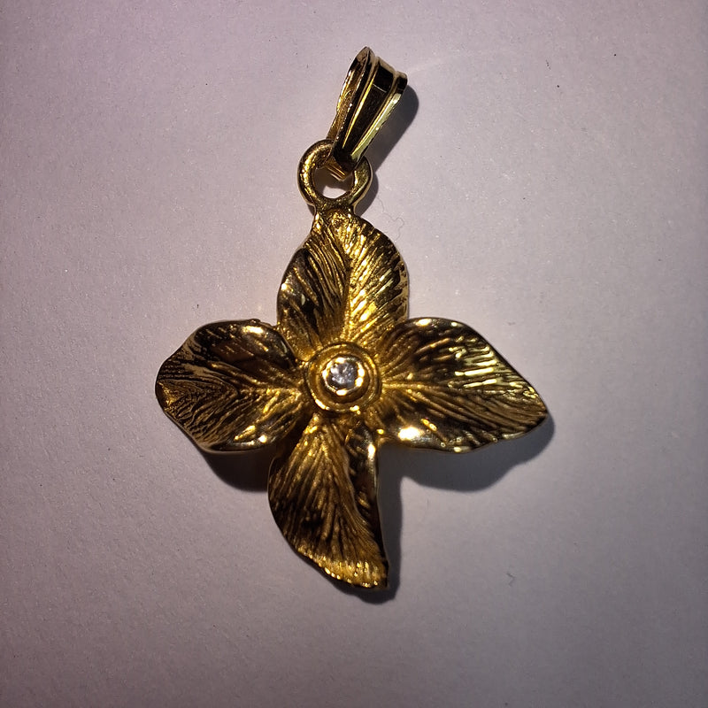 9ct Yellow Gold flower Pendant with A centre Diamond