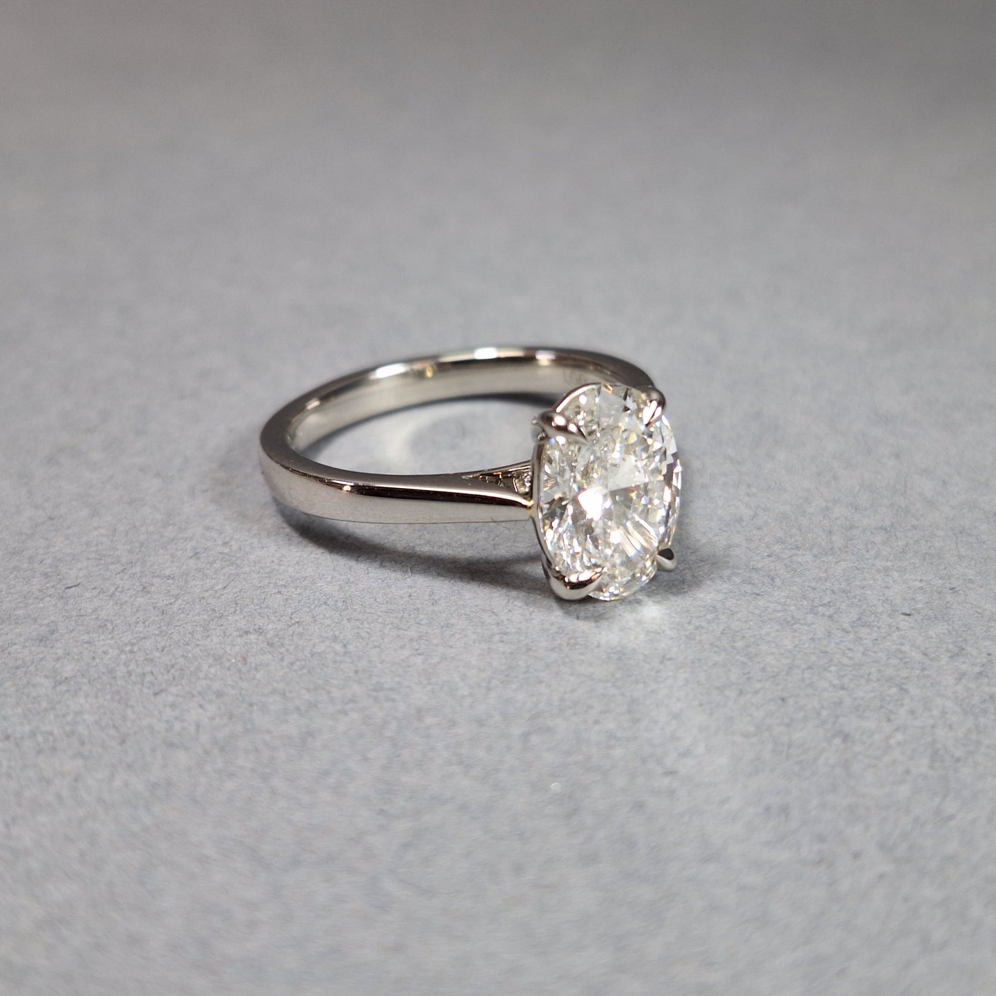 New Lab Grown 2.03ct Oval cut Diamond Ring with official certificate on a Platinum band