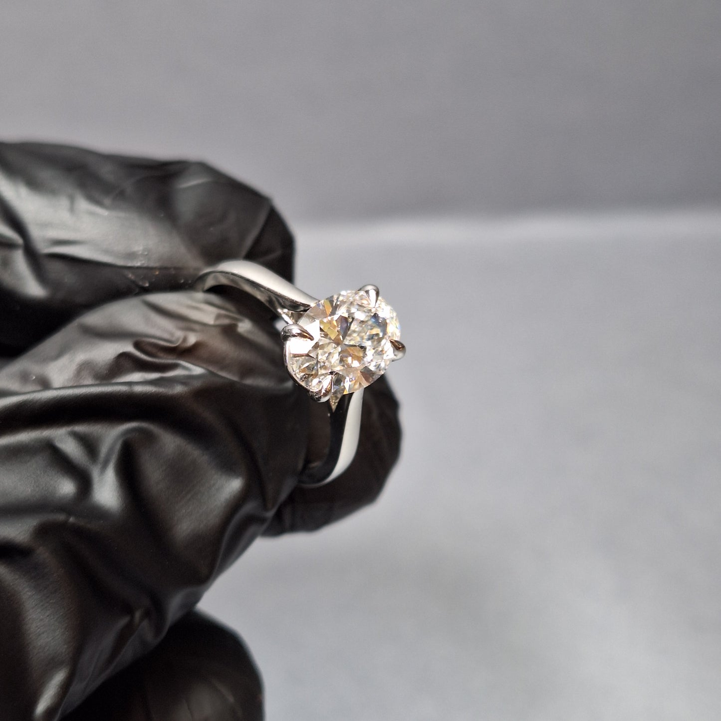 New Lab Grown 2.03ct Oval cut Diamond Ring with official certificate on a Platinum band