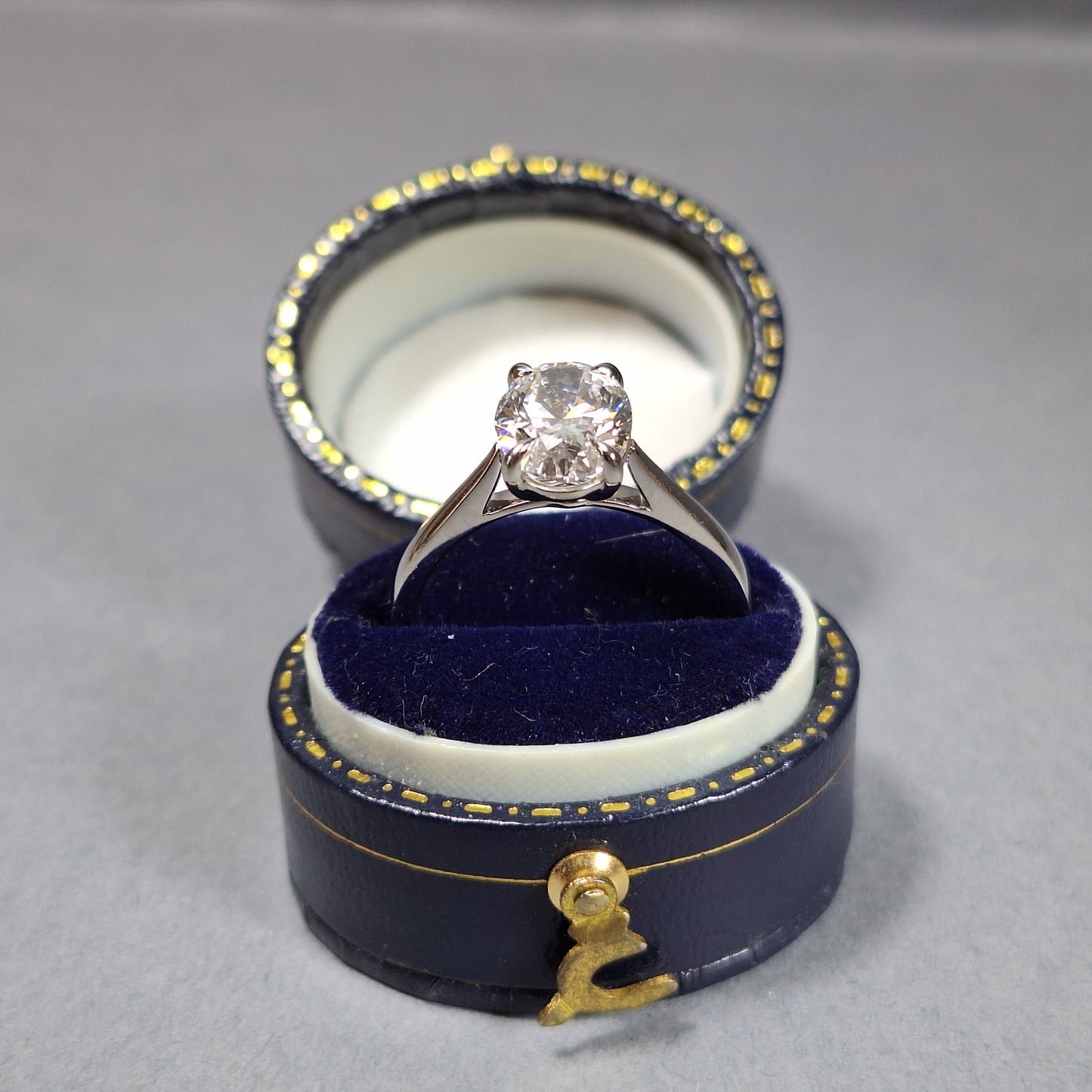 New Lab Grown 2.03ct Oval cut Diamond Ring with official certificate on a Platinum band