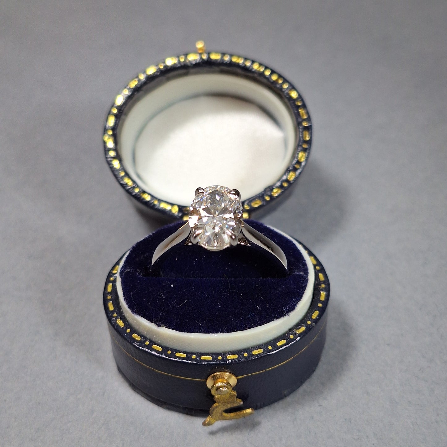 New Lab Grown 2.03ct Oval cut Diamond Ring with official certificate on a Platinum band