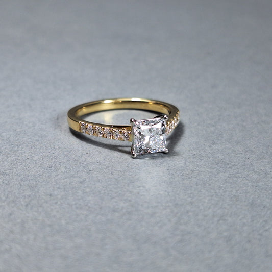 New Princess Cut 0.9ct Lab Grown Diamond & twelve Round Brilliant Cut Lab Grown Diamonds down the sides all placed on an 18ct Yellow gold Band