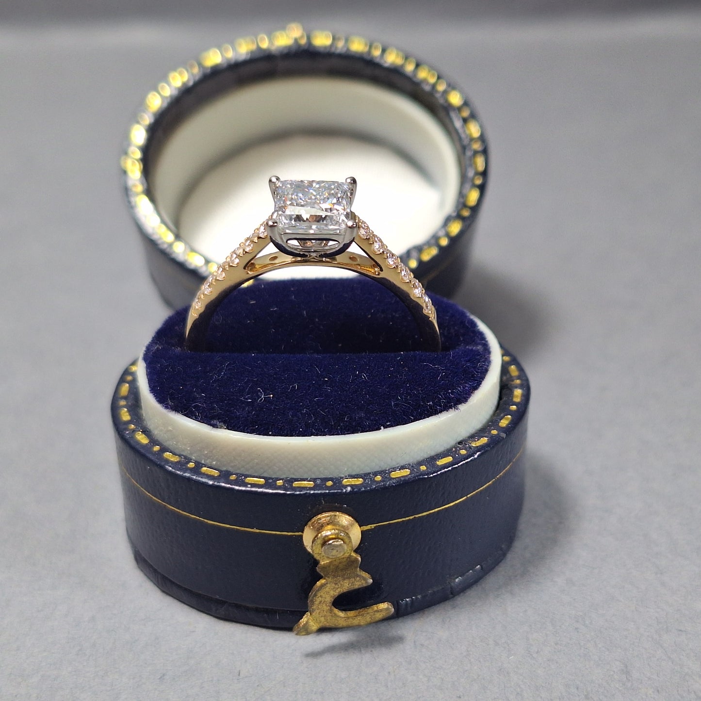 New Princess Cut 0.9ct Lab Grown Diamond & twelve Round Brilliant Cut Lab Grown Diamonds down the sides all placed on an 18ct Yellow gold Band