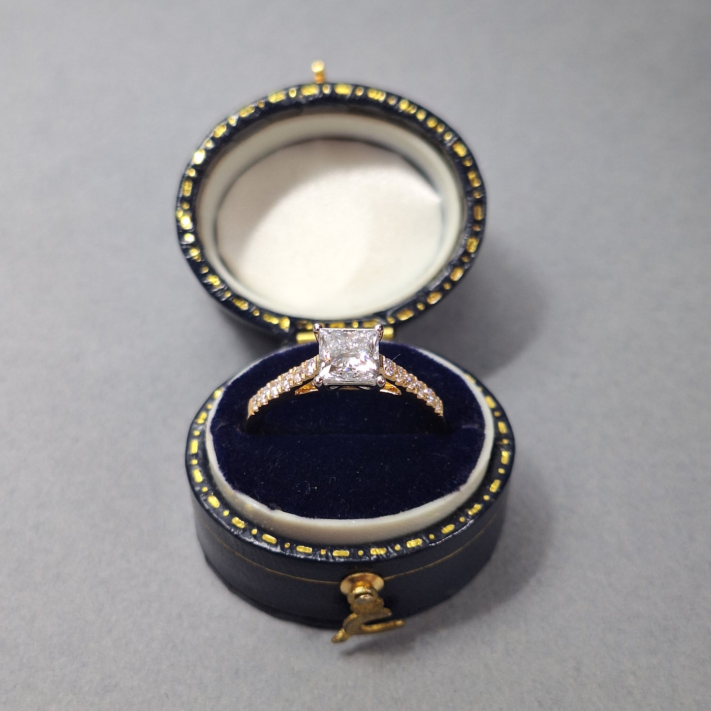 New Princess Cut 0.9ct Lab Grown Diamond & twelve Round Brilliant Cut Lab Grown Diamonds down the sides all placed on an 18ct Yellow gold Band