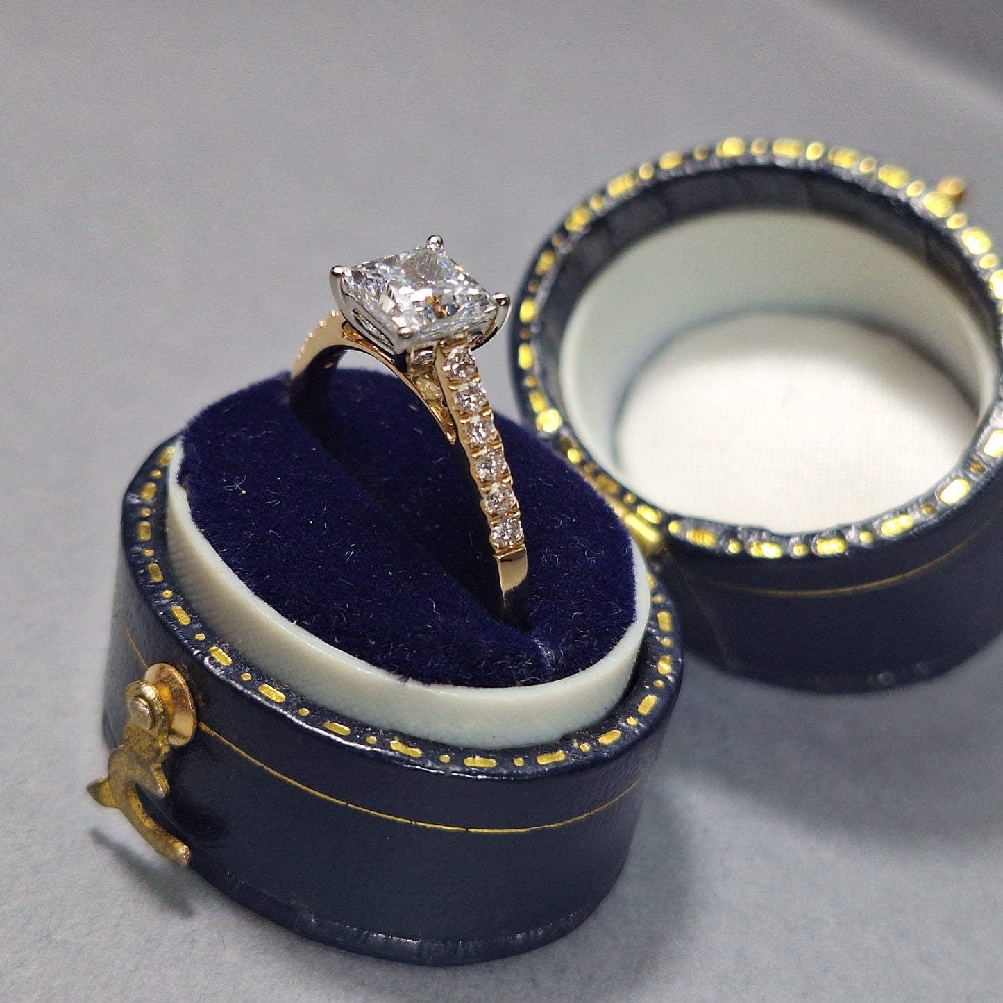 New Princess Cut 0.9ct Lab Grown Diamond & twelve Round Brilliant Cut Lab Grown Diamonds down the sides all placed on an 18ct Yellow gold Band