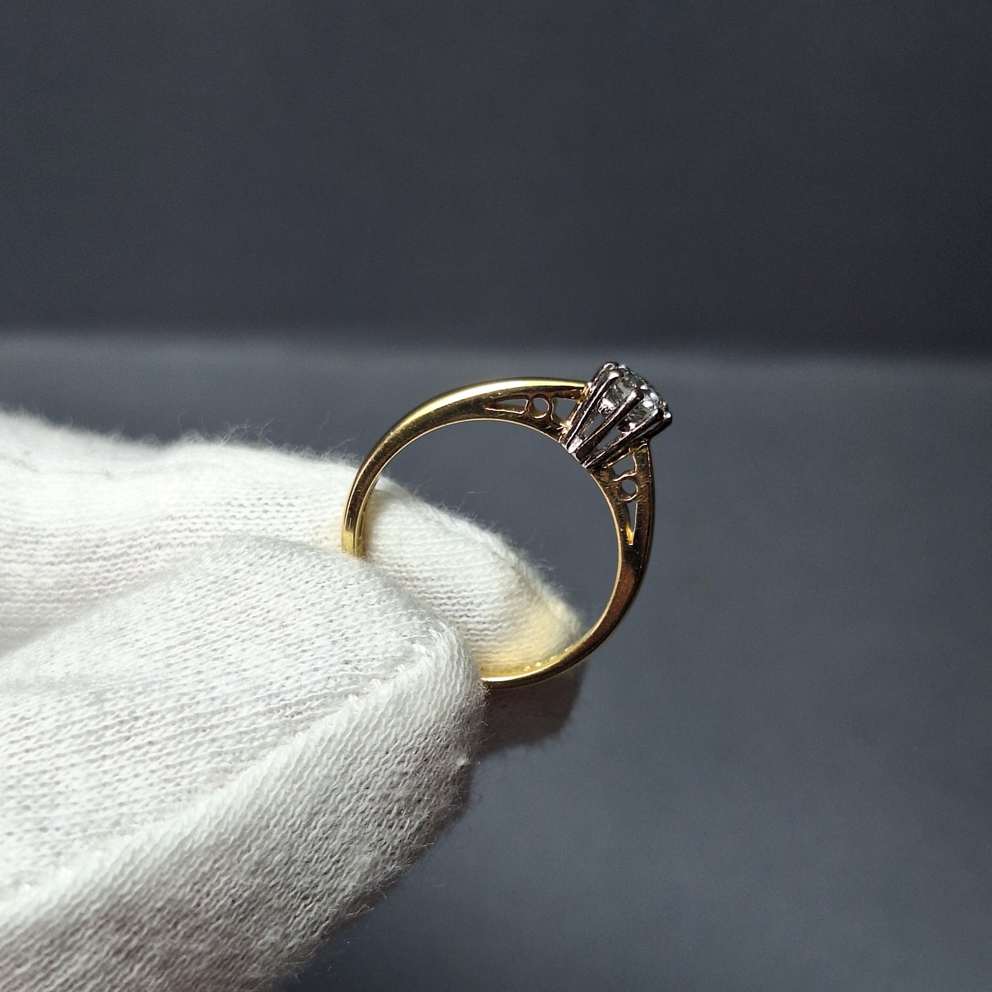 18ct Gold Diamond Single Stone Engagement Ring