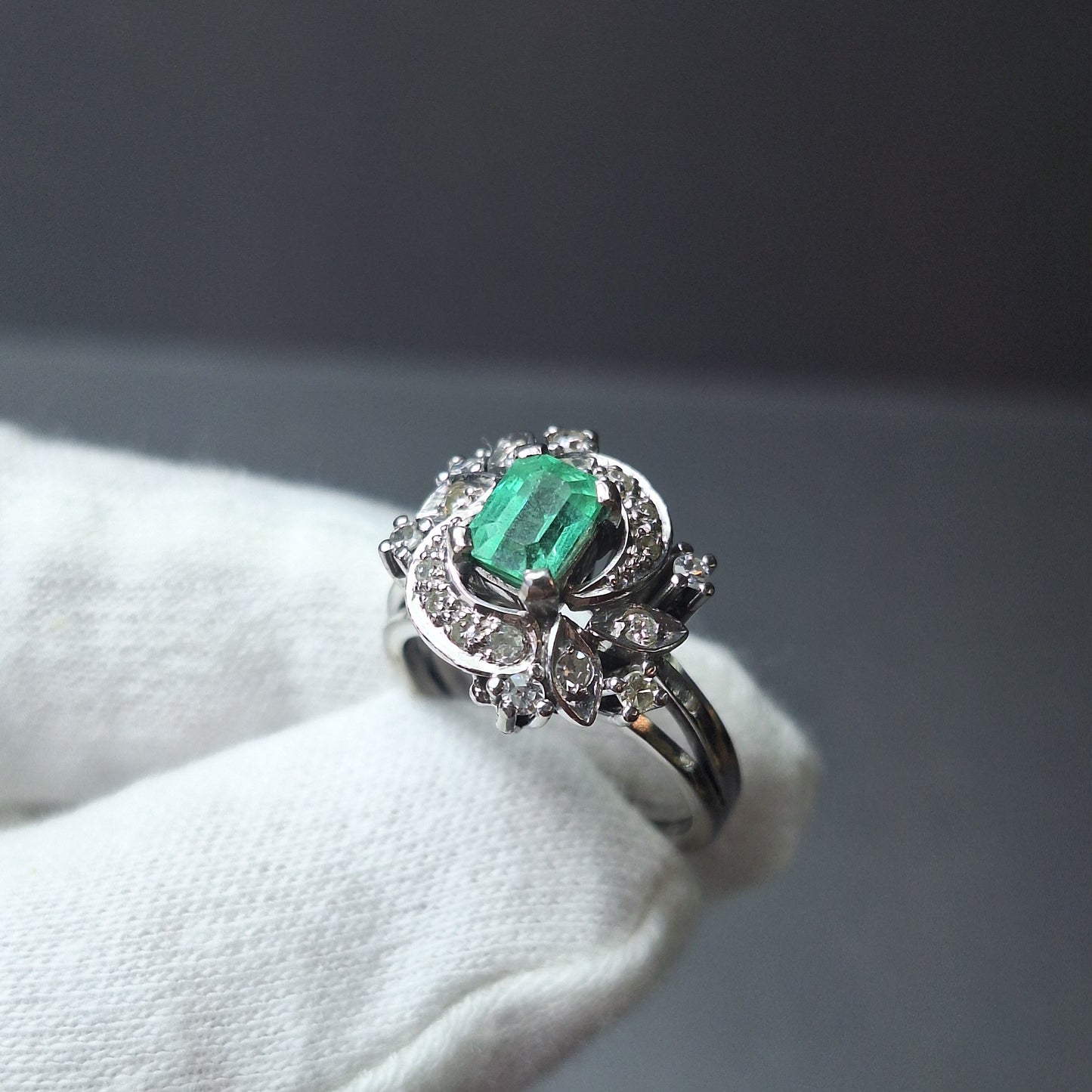 Vintage 14ct white gold Emerald & Diamond Cluster