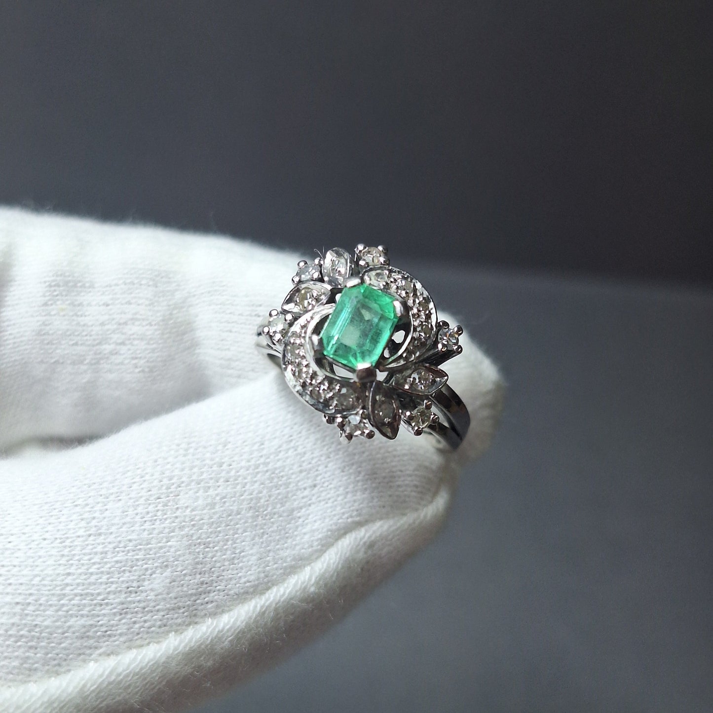Vintage 14ct white gold Emerald & Diamond Cluster