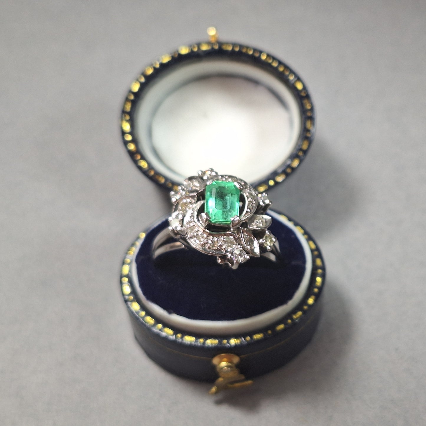 Vintage 14ct white gold Emerald & Diamond Cluster