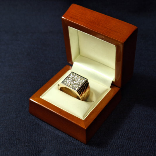 Heavy Gents 18ct Sig with Diamonds