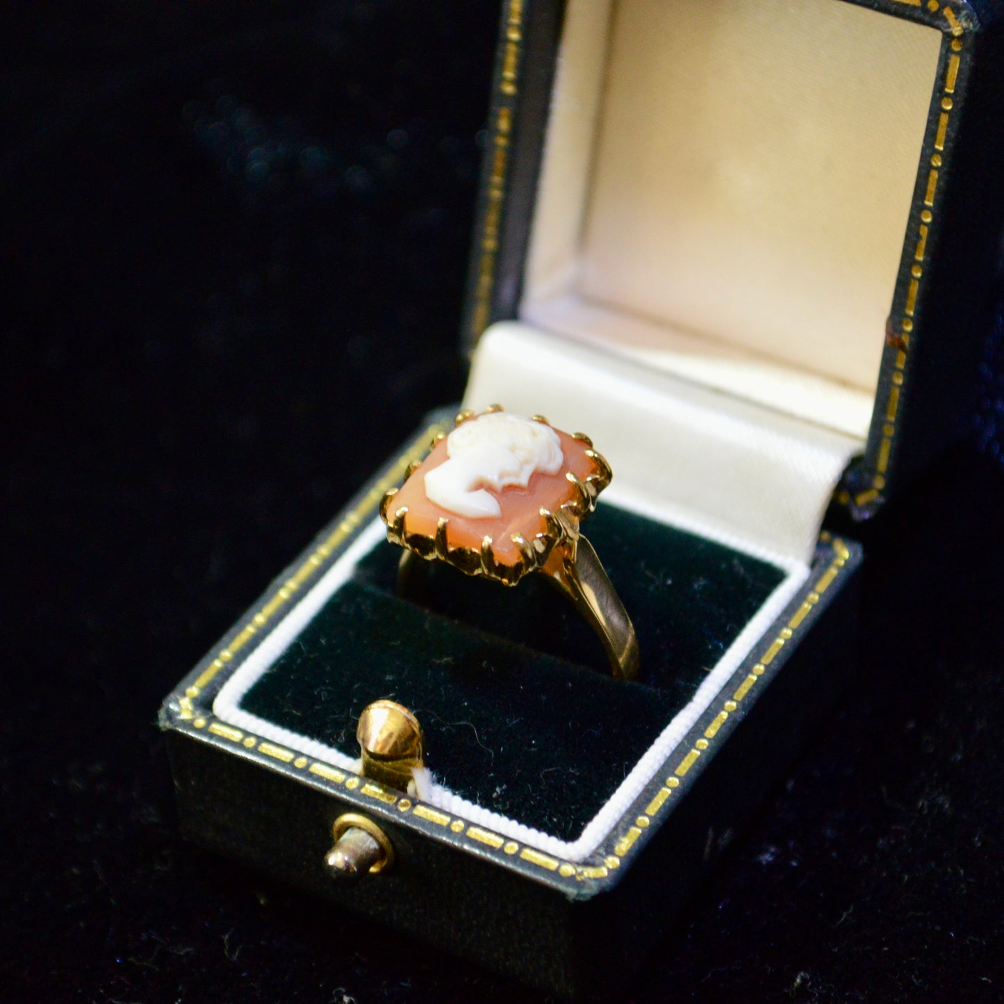 Vintage 18ct cameo Ring