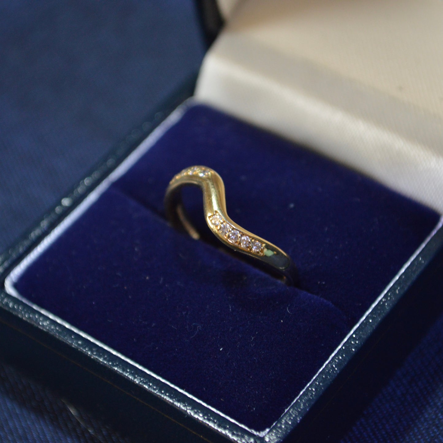 18ct Diamond wave ring