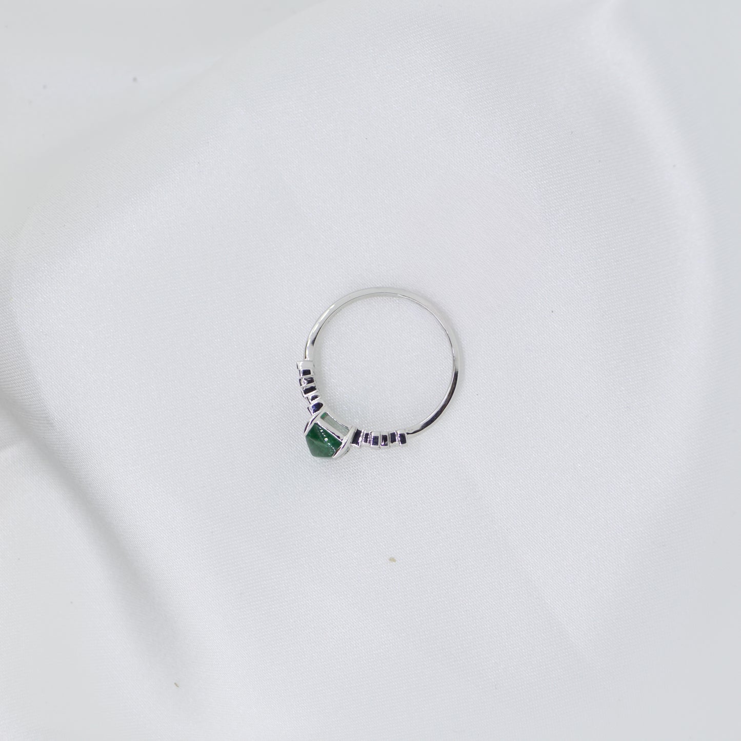 18ct White Gold Emerald & Diamond Ring