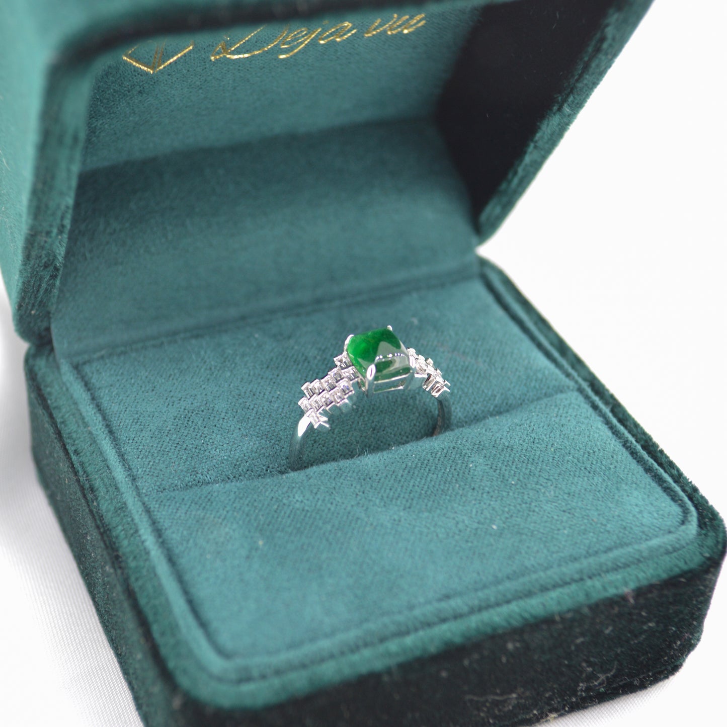 18ct White Gold Emerald & Diamond Ring