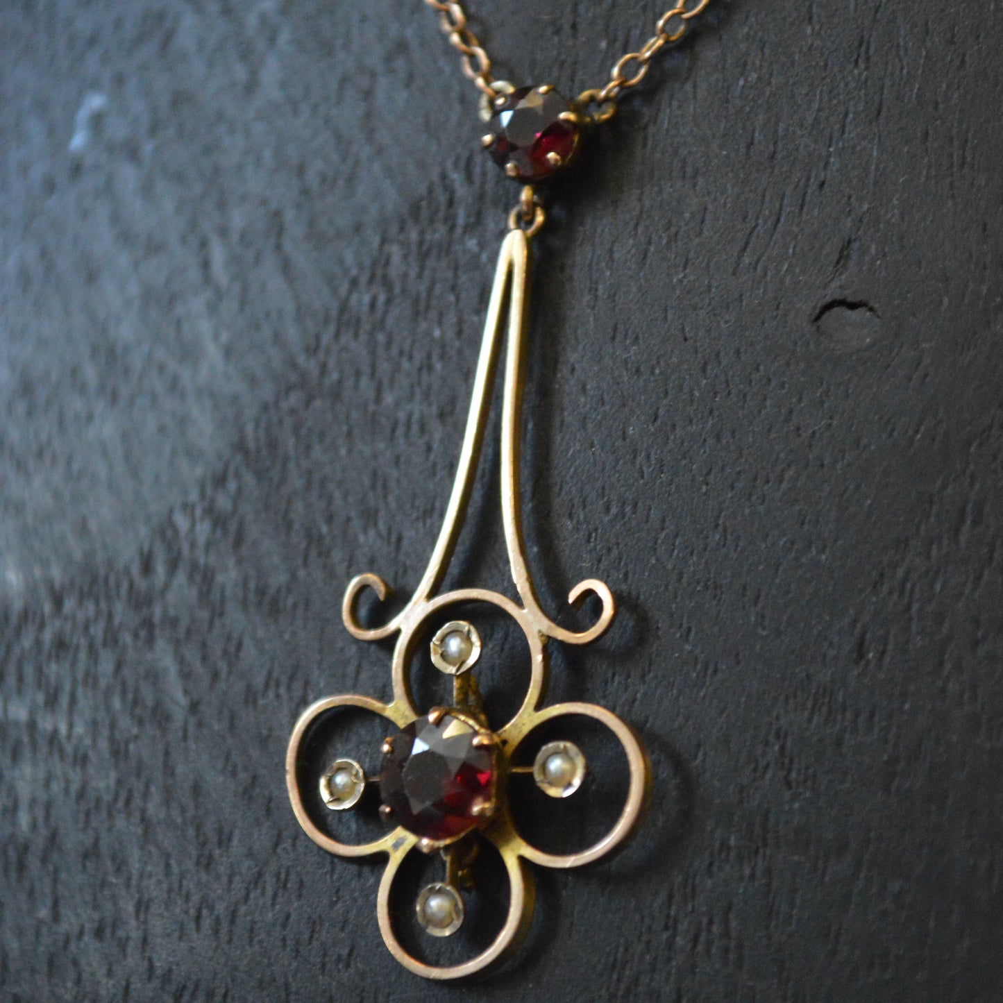 Vintage 9ct Rose Gold Garnet & Seed Pearl pendant with chain