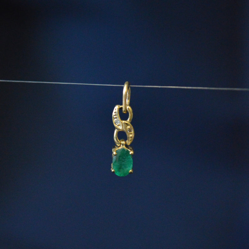 Vintage 9ct yellow gold pendant decorated with an Emerald style stone