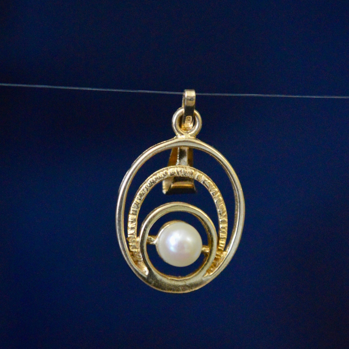 Vintage Unique 9ct Yellow Gold pendant finished with a singular Pearl