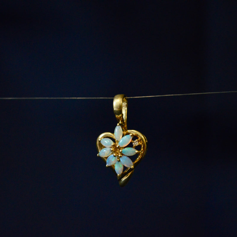 Stunning 9ct yellow gold Opal Flower pendant