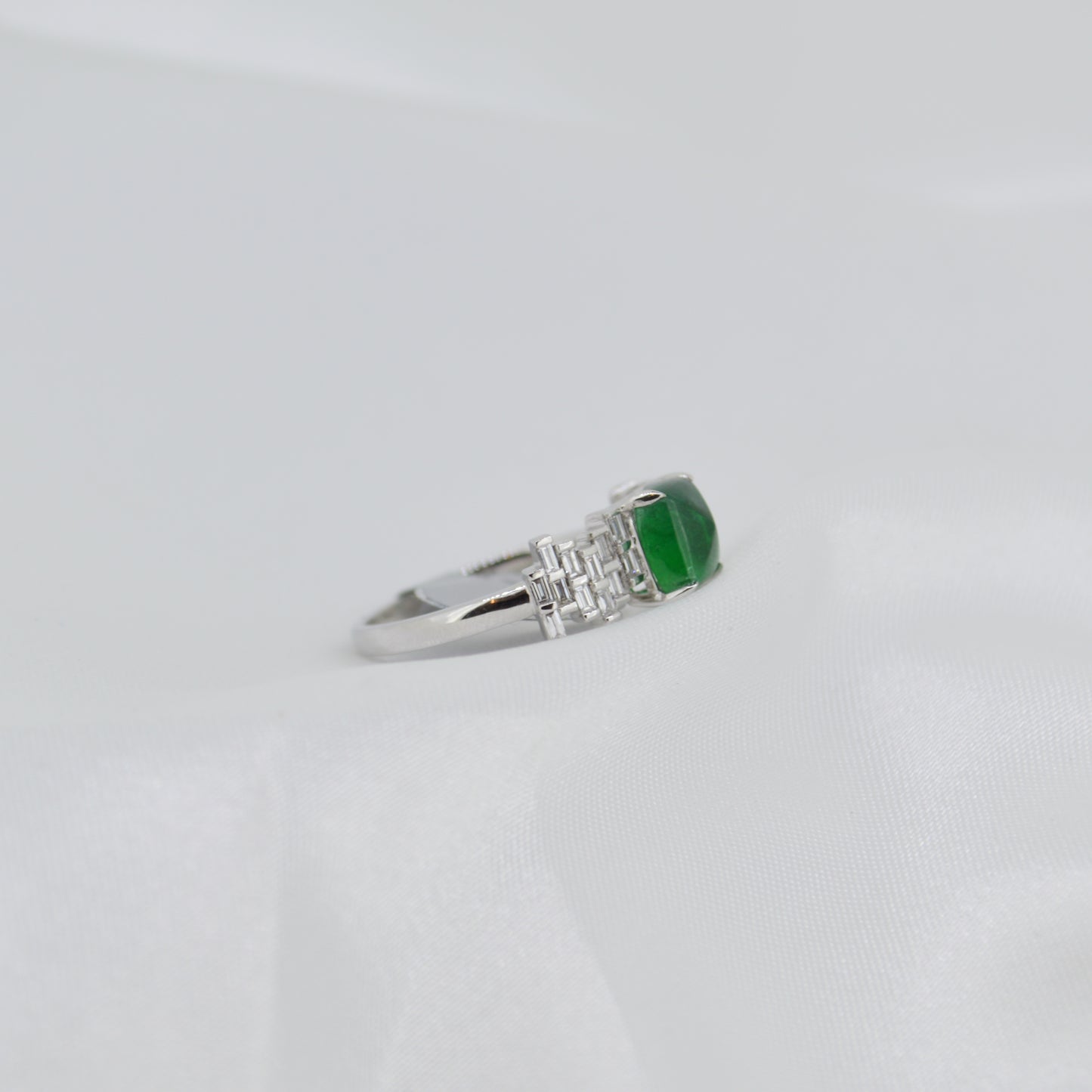 18ct White Gold Emerald & Diamond Ring