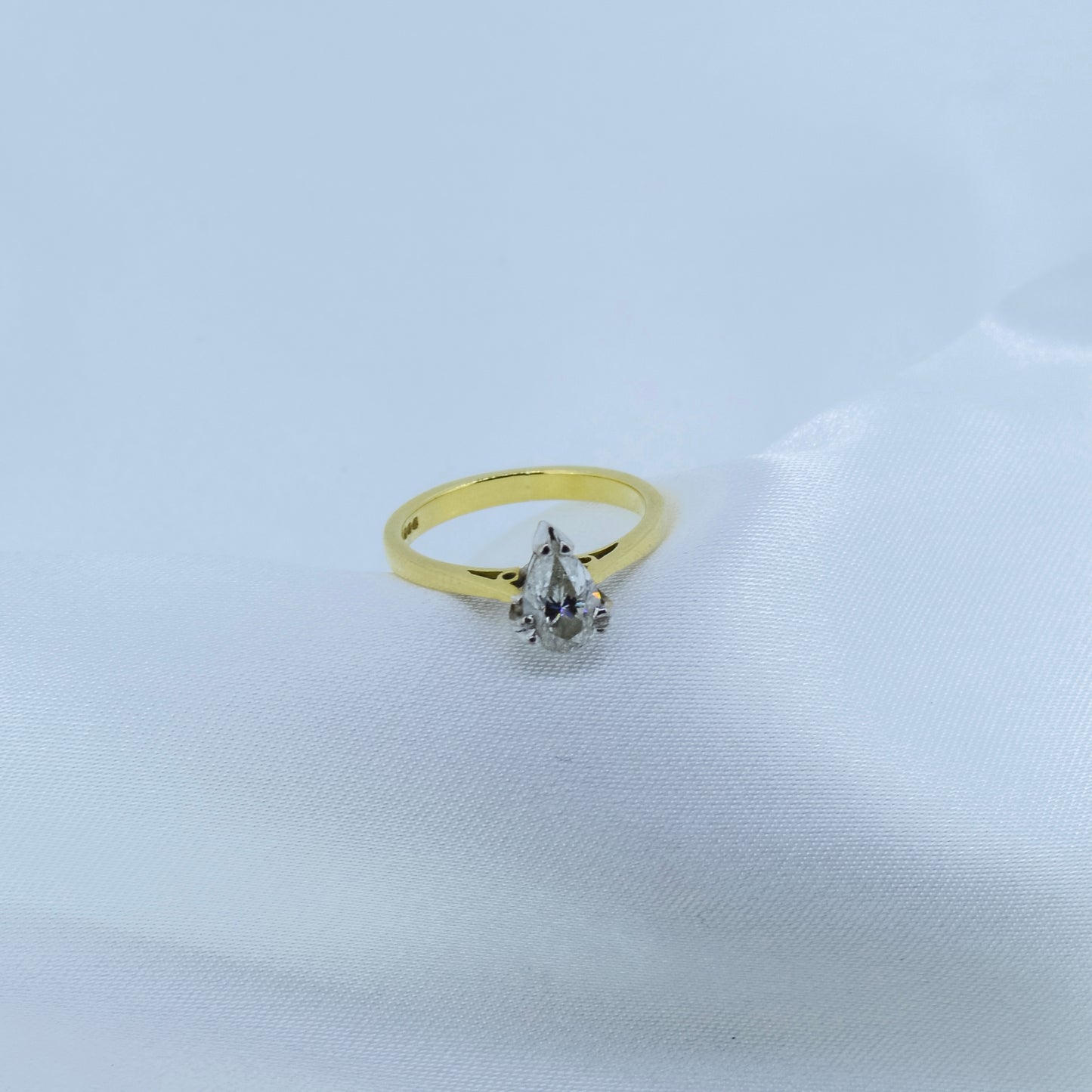 Large Pear Cut 18ct Diamond ring