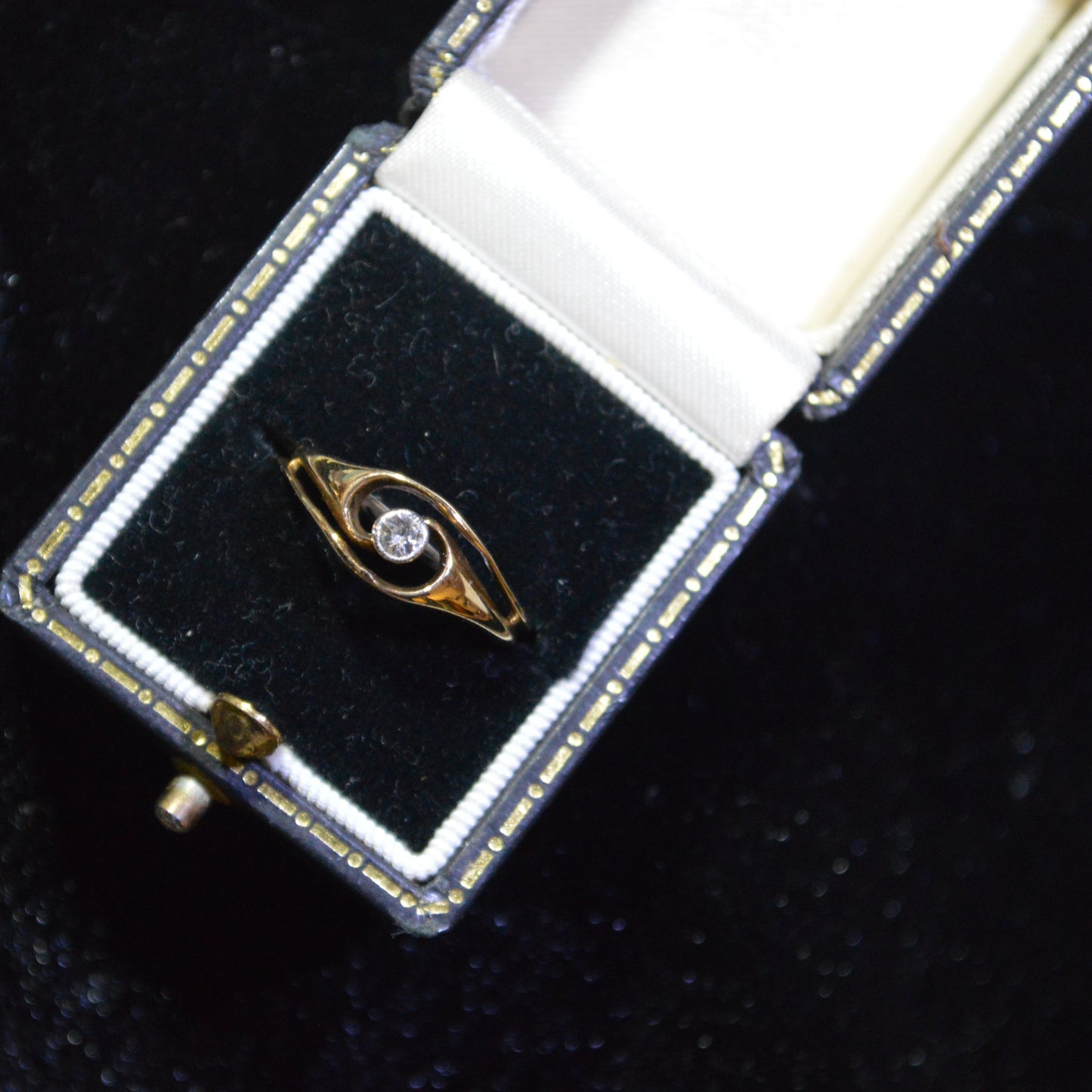 18ct Rub-Over Diamond Ring