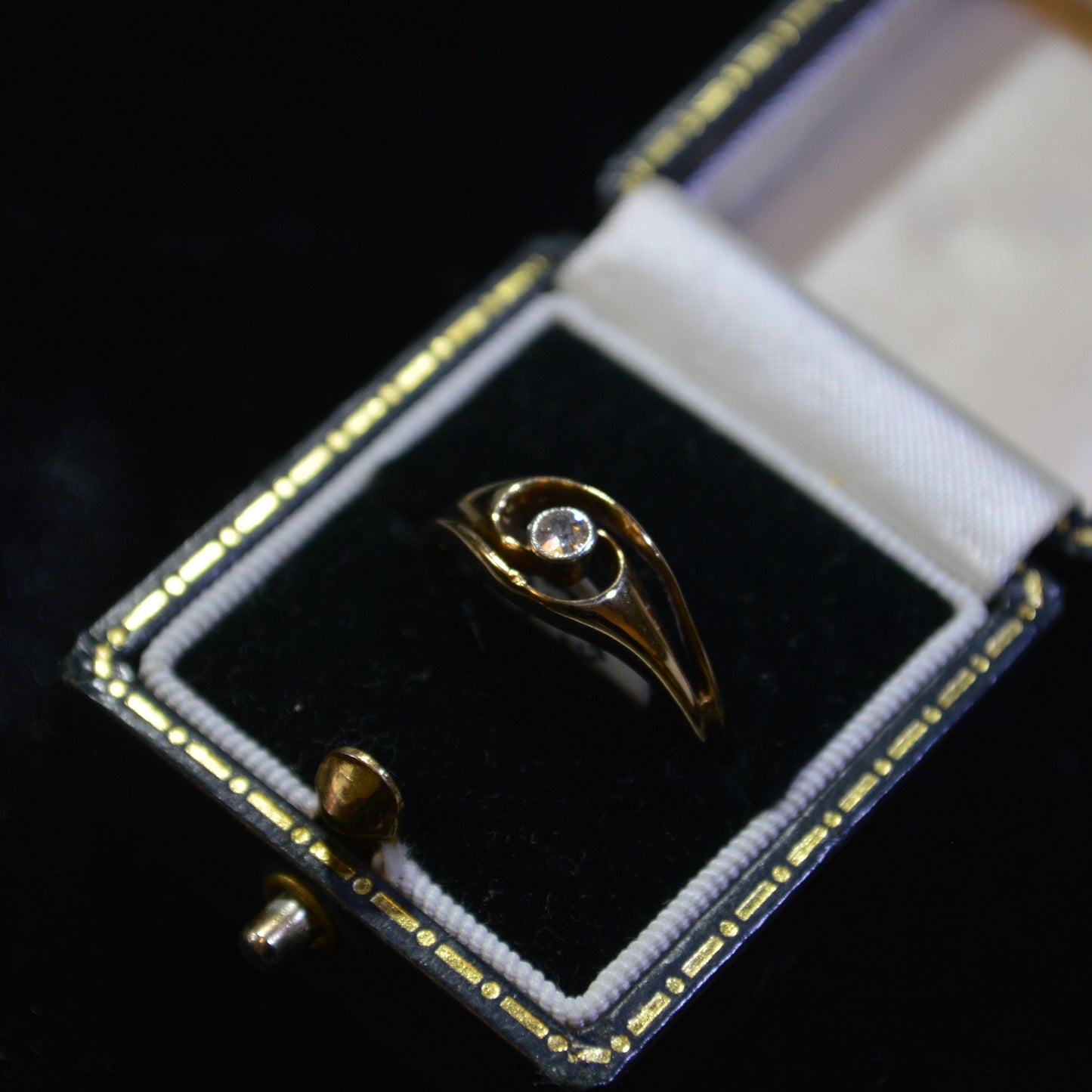 18ct Rub-Over Diamond Ring
