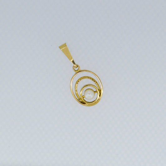 Vintage Unique 9ct Yellow Gold pendant finished with a singular Pearl