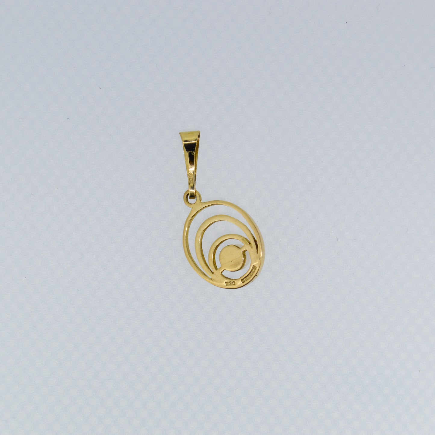 Vintage Unique 9ct Yellow Gold pendant finished with a singular Pearl