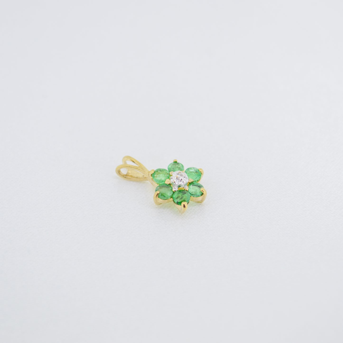 9ct Emerald flower pendant