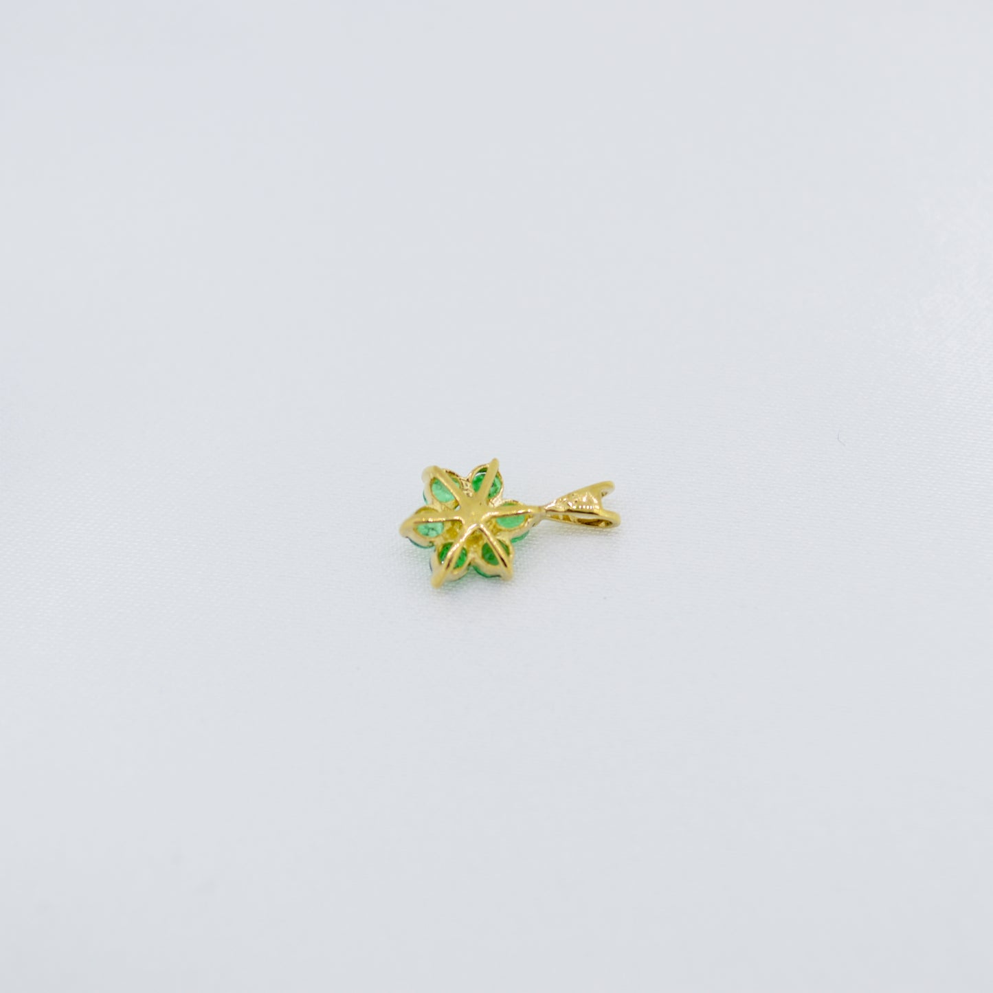 9ct Emerald flower pendant