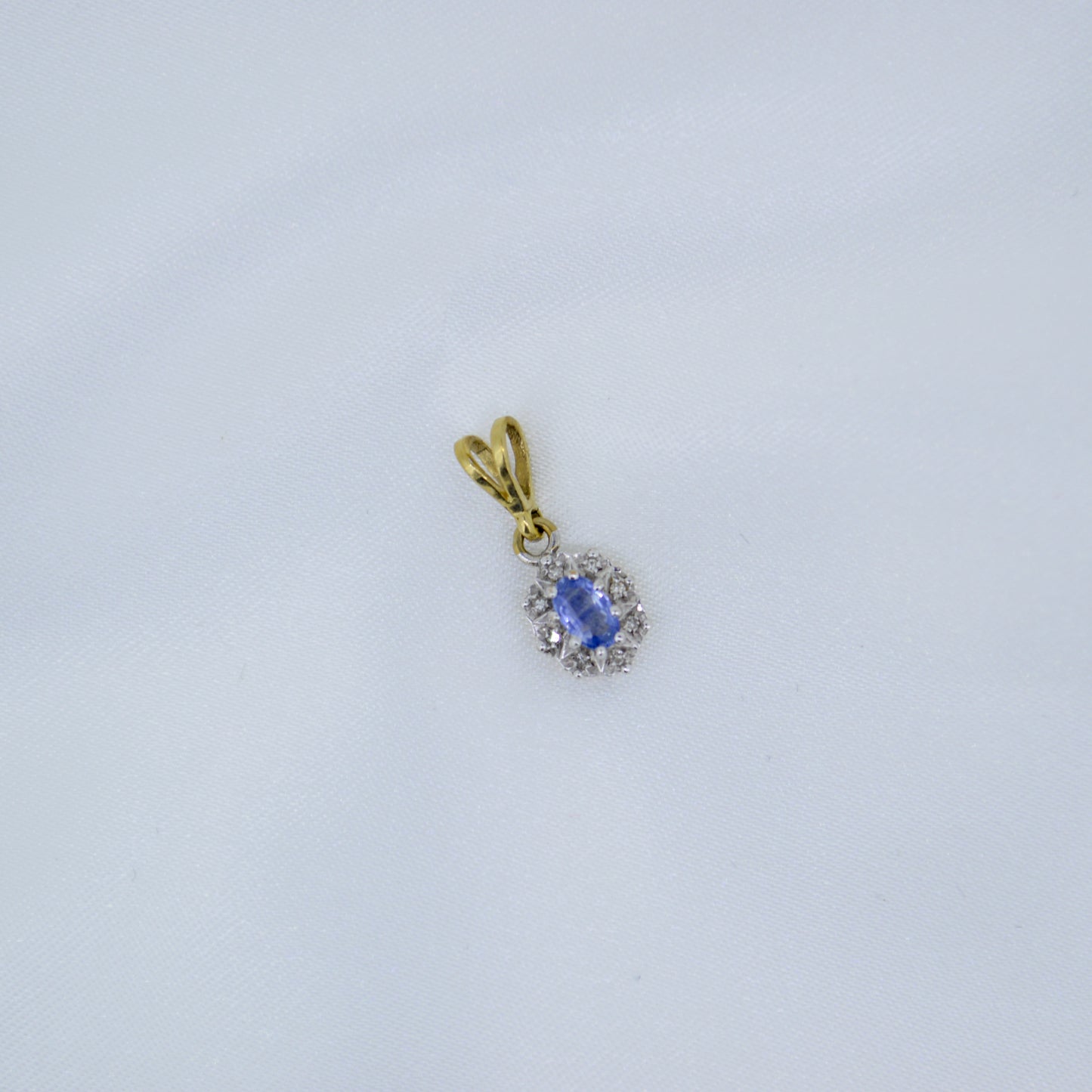 9ct gold Blue topaz pendant
