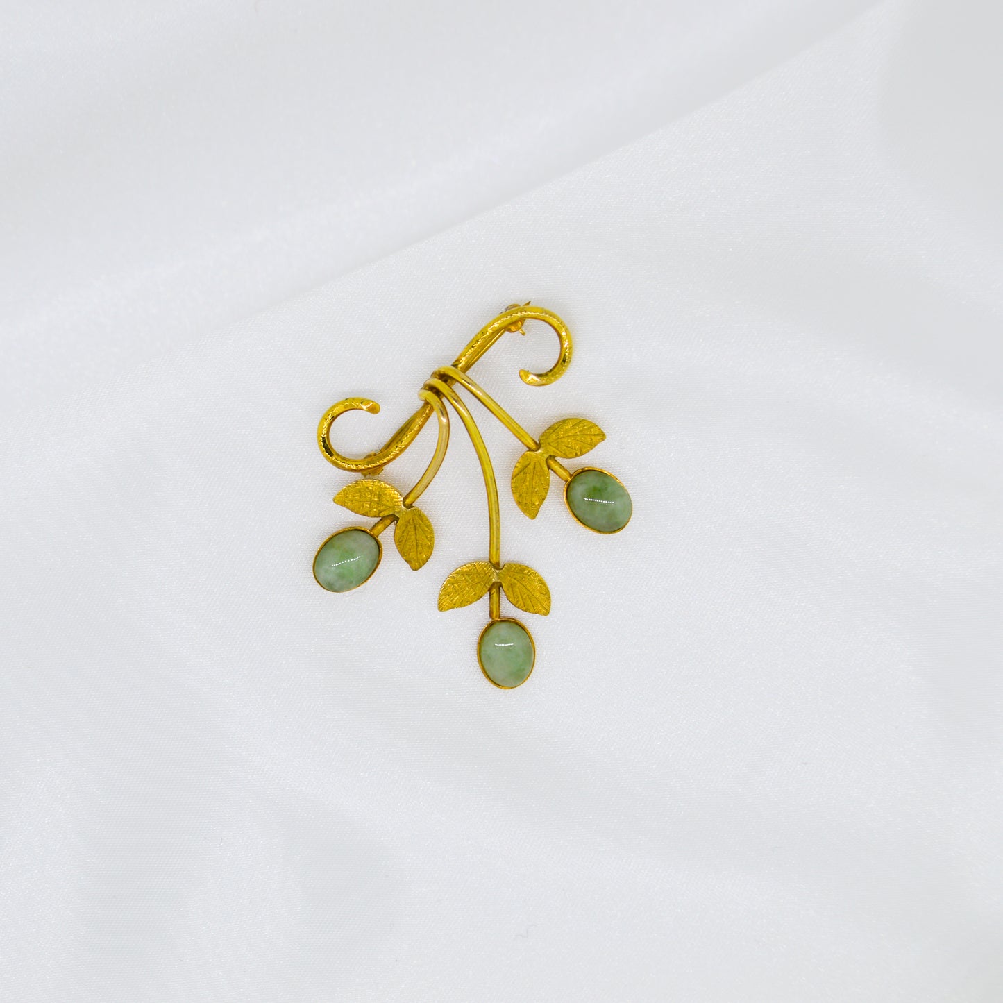 9ct Yellow Gold Jade Brooch